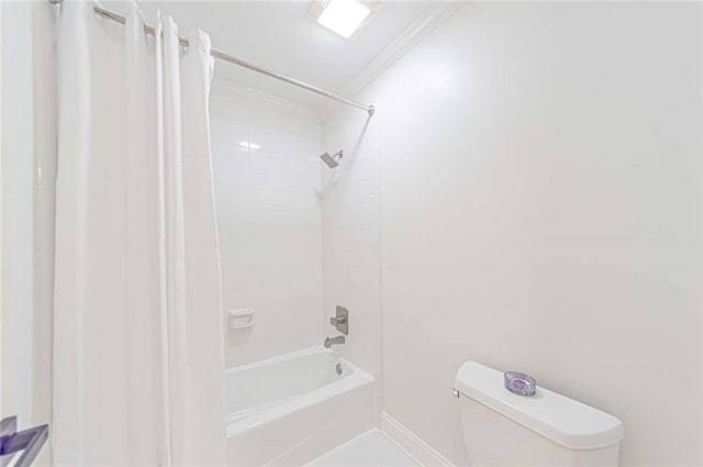 full bath featuring toilet, shower / tub combo, and crown molding