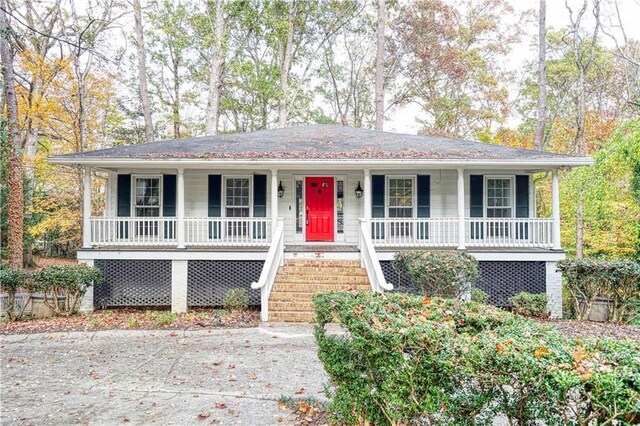 ranch-style house featuring covered porch