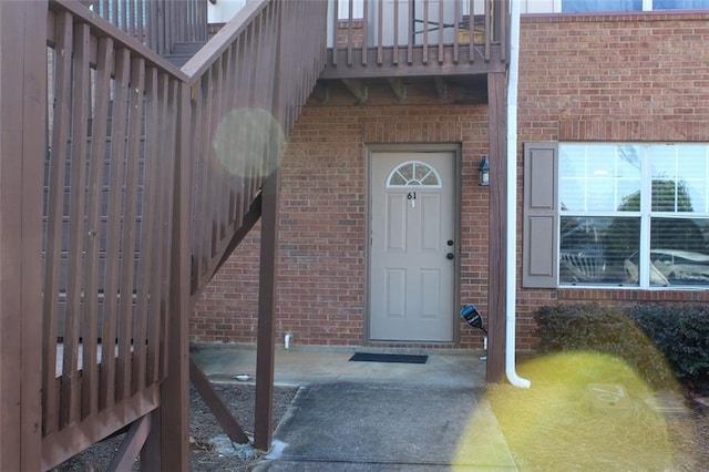 property entrance featuring a balcony