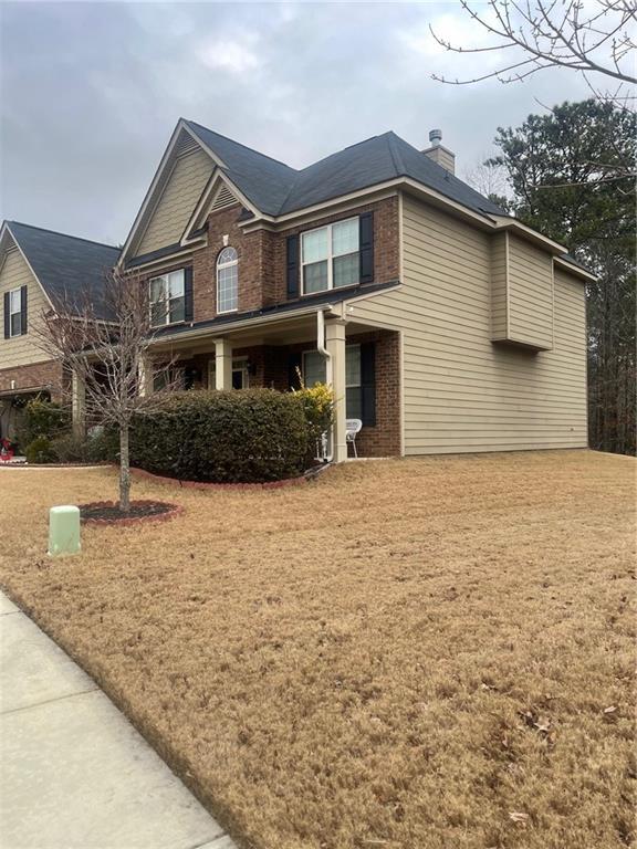 view of front of home featuring a front lawn