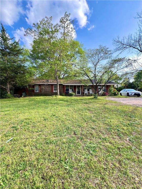 view of front of house with a front lawn