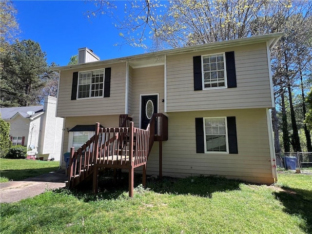 bi-level home featuring a front lawn