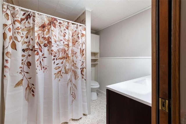 bathroom featuring vanity, toilet, and crown molding