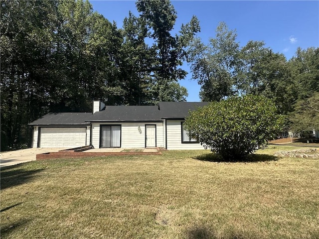 view of front of house featuring a front lawn and a garage