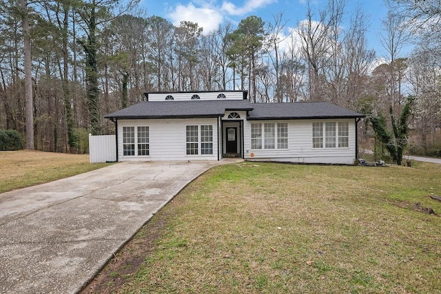 view of front facade featuring a front yard