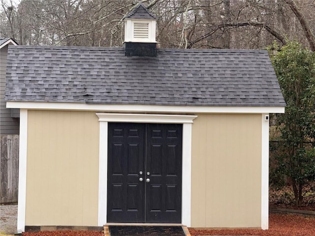 view of outdoor structure featuring an outbuilding