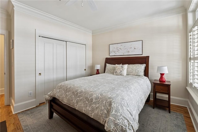 77 Peachtree Pl NE Unit 101, Atlanta, GA 30309 - bedroom featuring wood finished floors, ornamental molding, a closet, and a ceiling fan