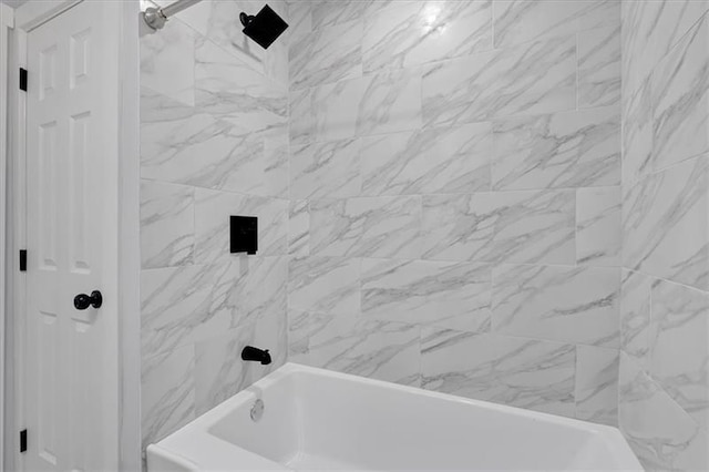 bathroom featuring tiled shower / bath combo