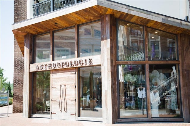 property entrance featuring a balcony