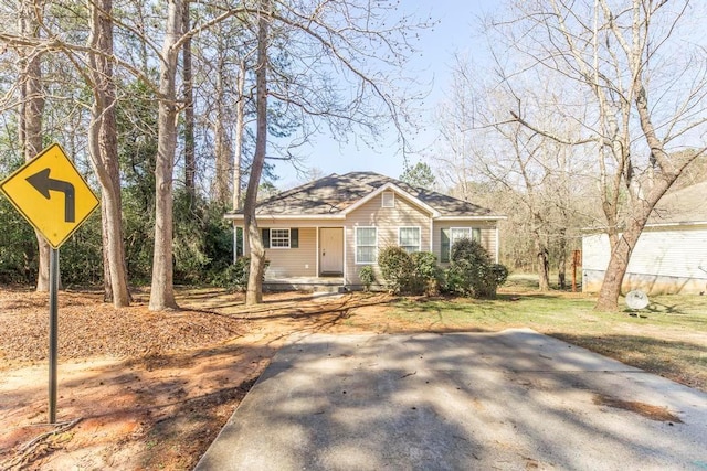 view of front of property featuring a front lawn