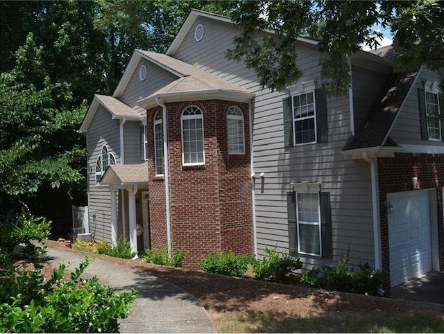 view of front facade featuring a garage