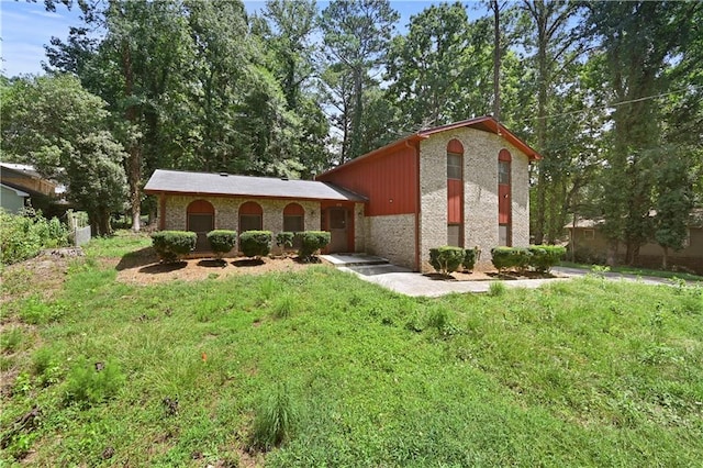 view of front of property with a front yard