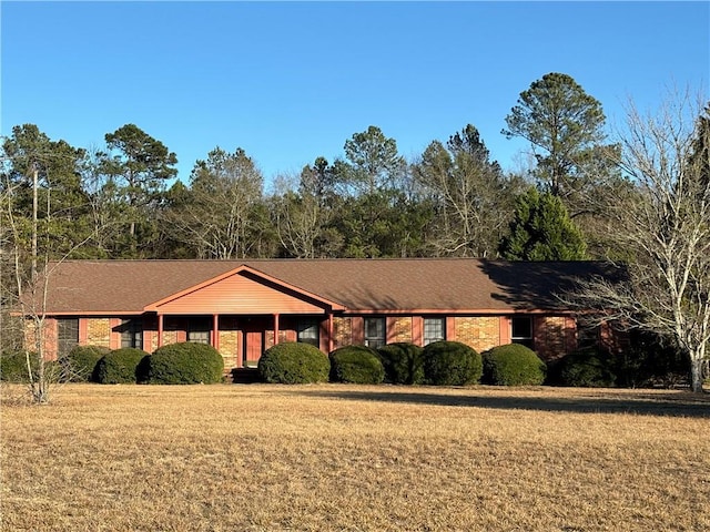 ranch-style home with a front yard