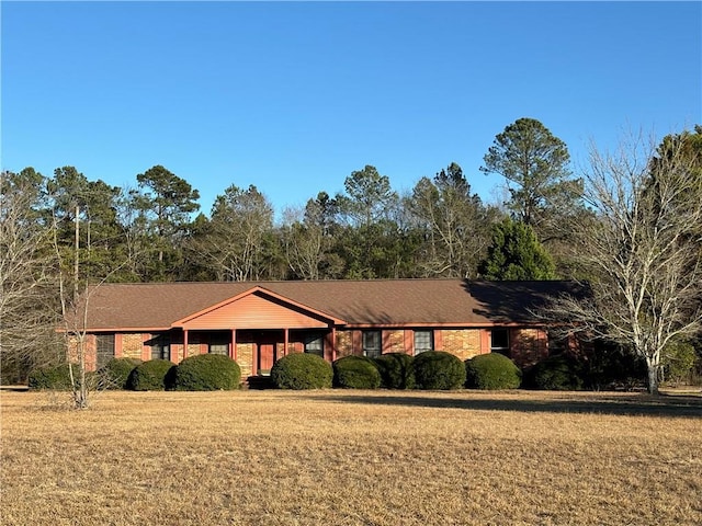 ranch-style house featuring a front yard