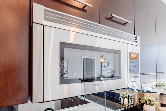 details featuring pendant lighting