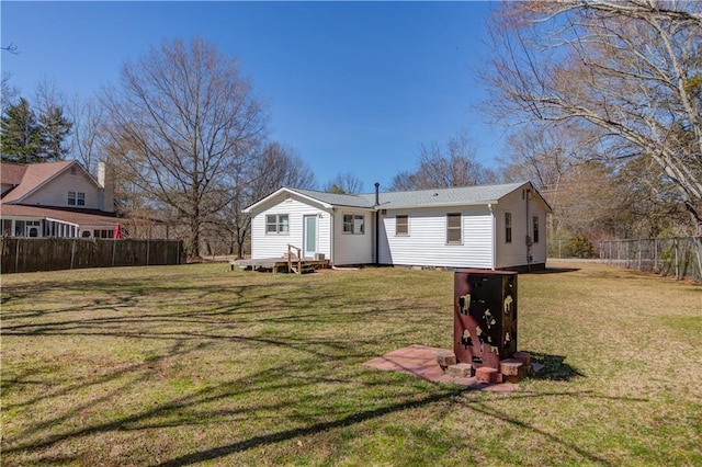 view of front facade featuring entry steps, fence, and a front yard