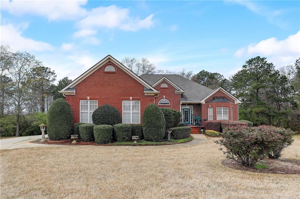 view of front of property featuring a front yard