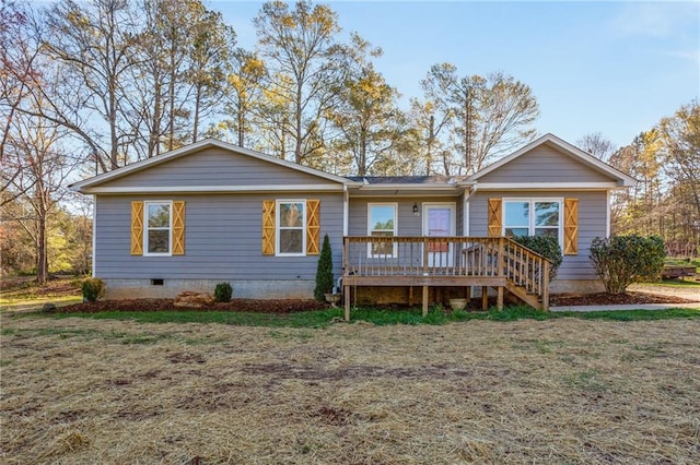 view of front of property featuring a wooden deck and a front yard