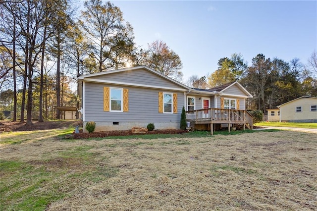 view of front of property featuring a wooden deck and a front yard