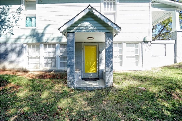 entrance to property featuring a yard