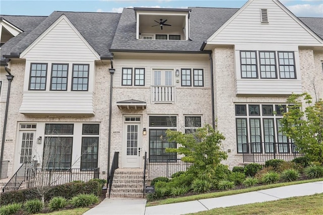 townhome / multi-family property featuring ceiling fan