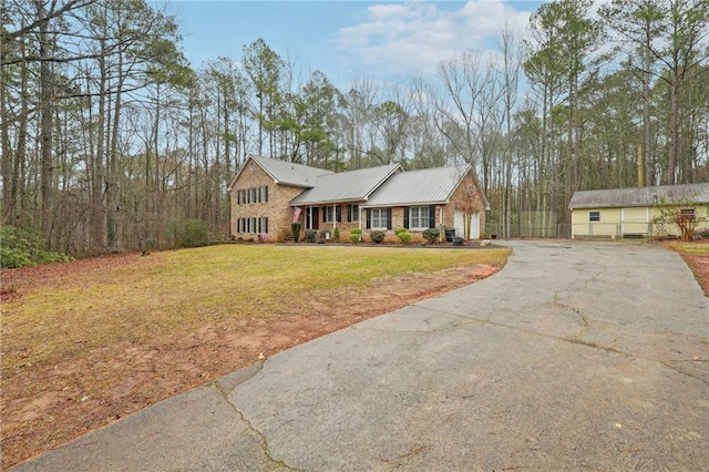 view of front of home featuring an outbuilding and a front yard