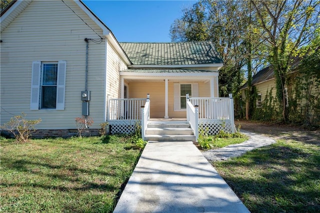 view of front of house featuring a front lawn and covered porch