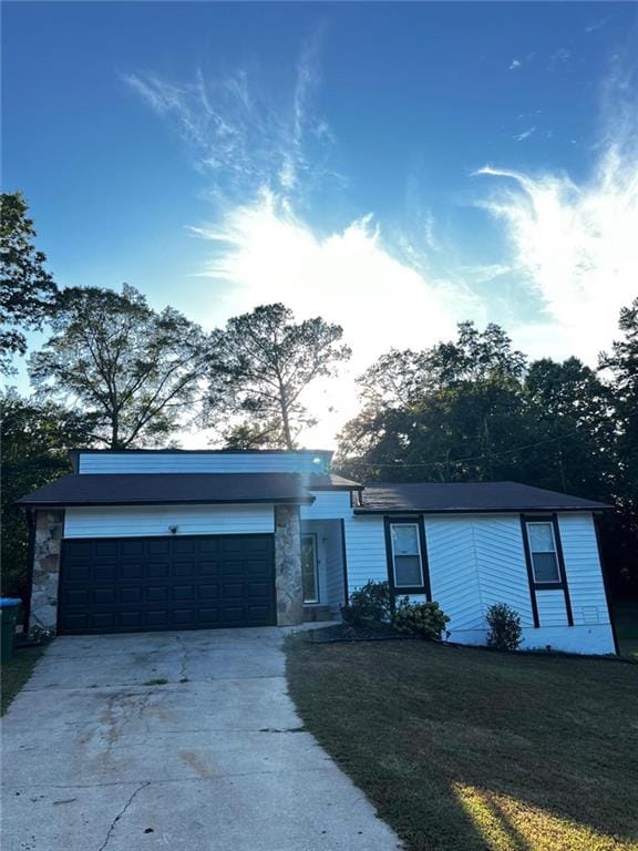 view of front facade featuring a garage and a front lawn