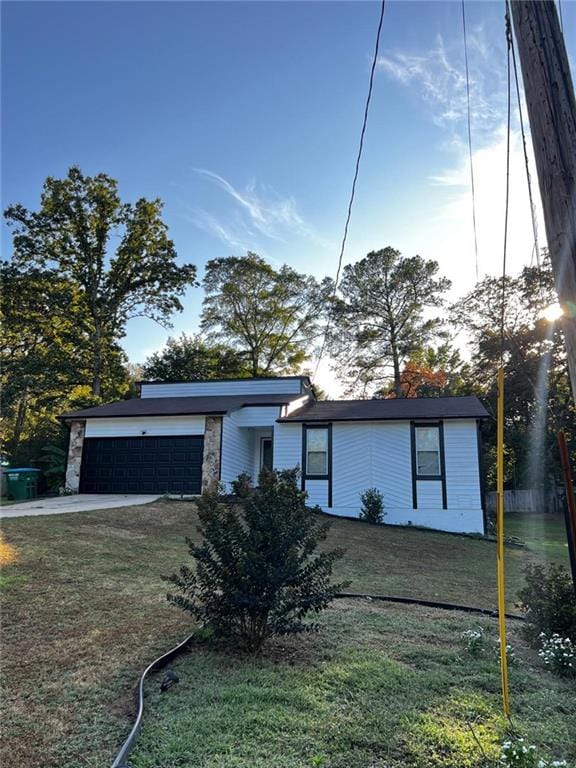 view of front facade featuring a garage and a front yard