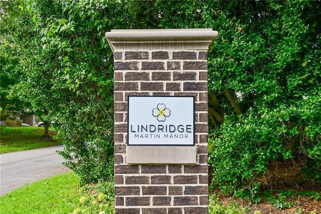 view of community / neighborhood sign