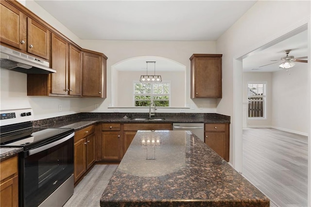 2957 Smith Ridge Trce, Peachtree Corners, GA 30071 - kitchen with stainless steel appliances, under cabinet range hood, a sink, light wood finished floors, and healthy amount of natural light