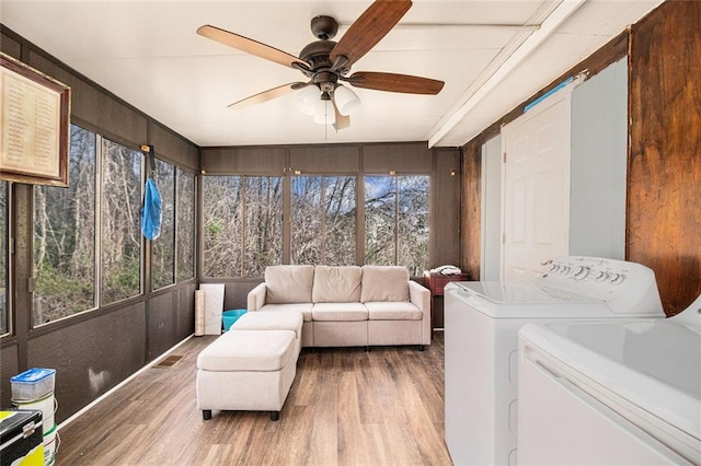 sunroom with visible vents, washing machine and dryer, and ceiling fan