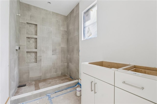 bathroom featuring tiled shower