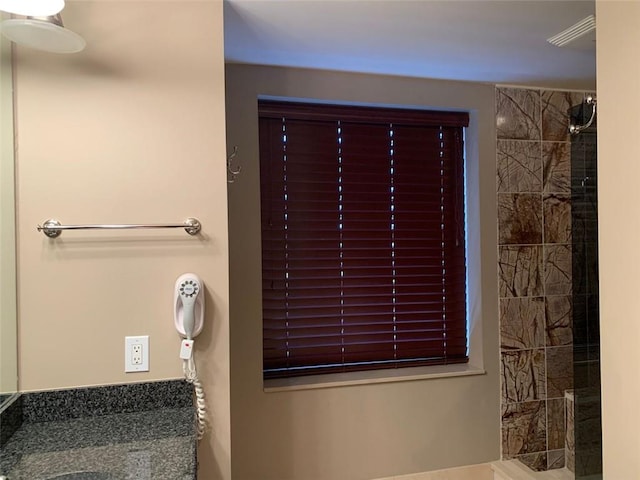 bathroom featuring a tile shower