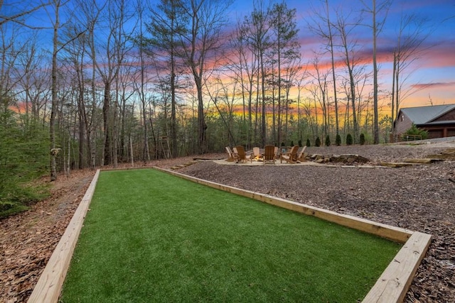 view of yard at dusk