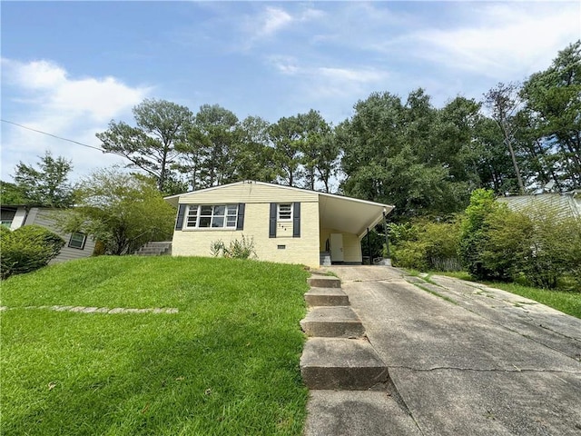 view of front of property featuring a front yard