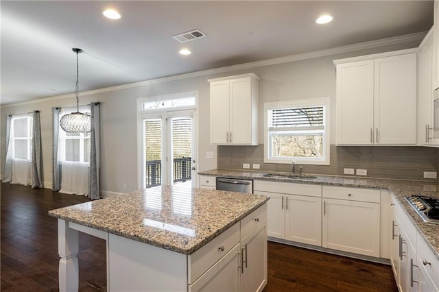 kitchen featuring stainless steel appliances, dark wood-style flooring, a sink, visible vents, and ornamental molding