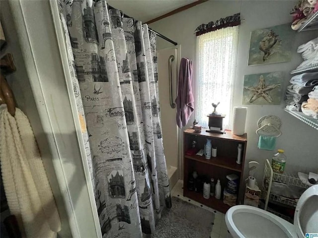 bathroom featuring toilet and shower / bath combo