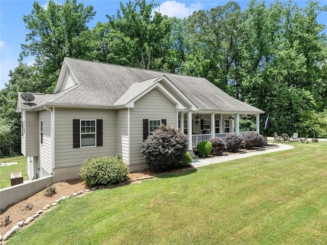 view of front facade featuring covered porch and a front yard