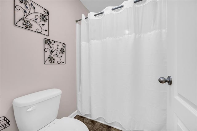 full bath featuring baseboards, toilet, and a shower with curtain