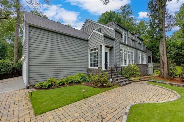 view of front of home featuring a front yard