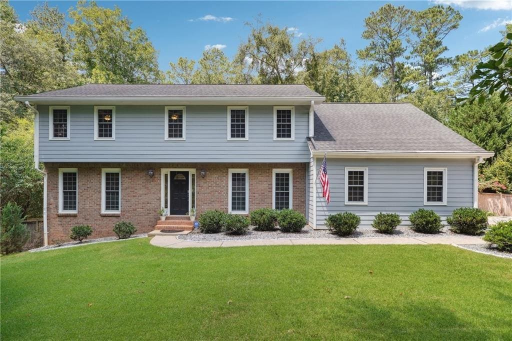 view of front of house featuring a front lawn