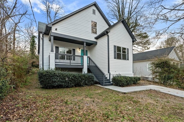 view of front of property featuring a front yard and covered porch