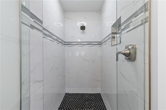 full bathroom featuring tiled shower