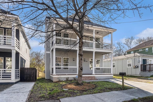 view of front of home featuring a porch and a balcony