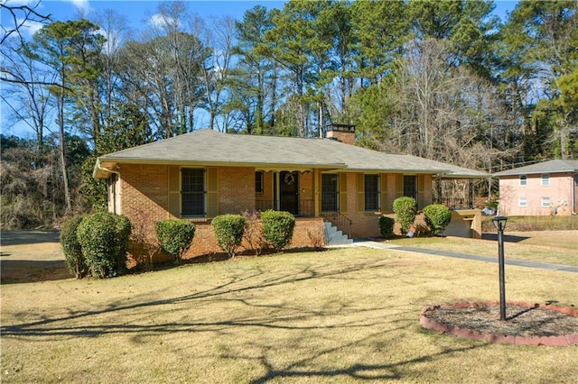 single story home featuring a front yard