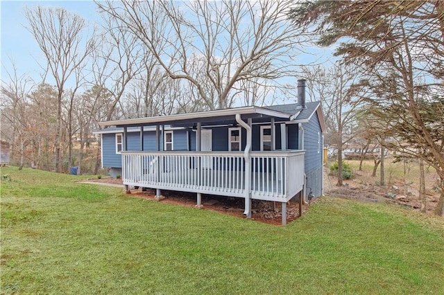 view of front of house featuring a wooden deck and a front yard