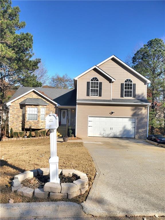 view of front property featuring a garage