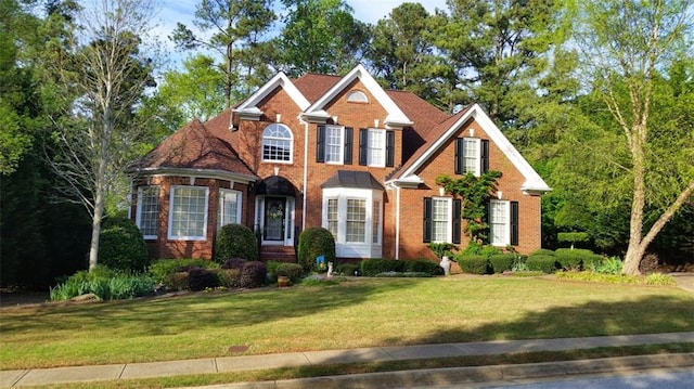 view of front of property featuring a front lawn