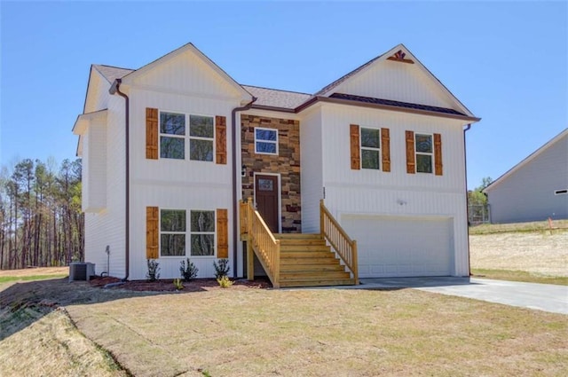 view of front of home featuring central air condition unit, a front lawn, and a garage